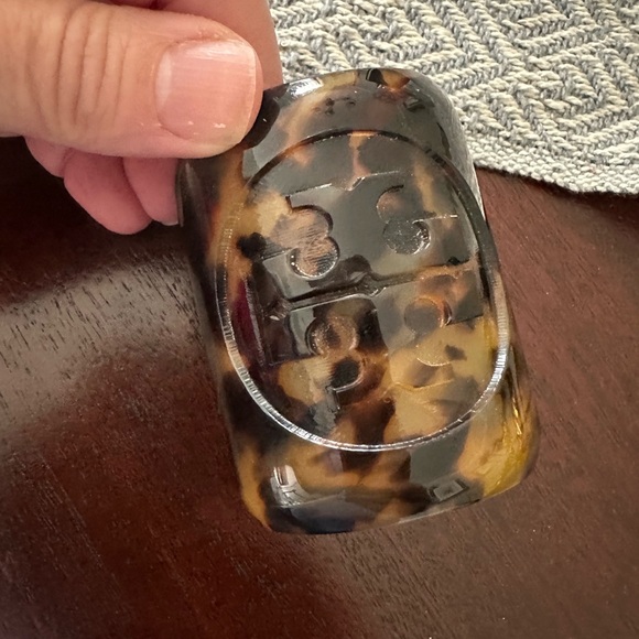 Tory Burch tortoise shell cuff bracelet - Picture 5 of 7
